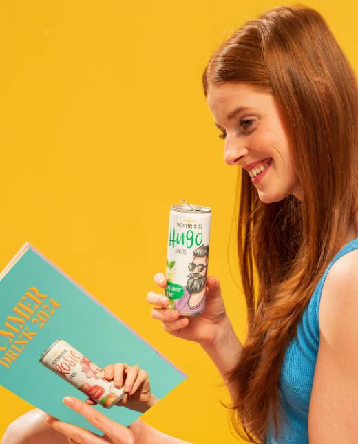Dame liest Buch und hält Hugo Dose in der Hand